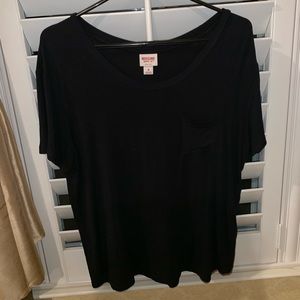 BASIC BLACK TEE